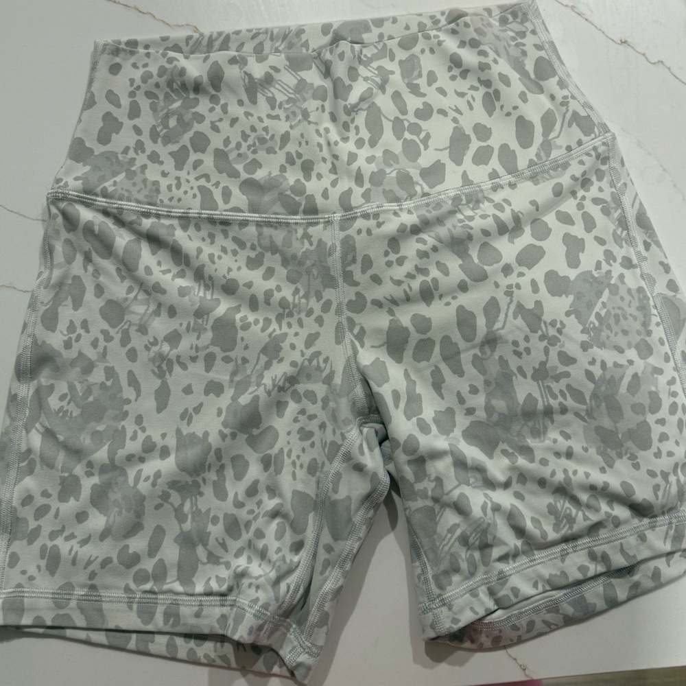 Lululemon Align High Rise 6inch size 8 biker shorts